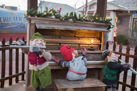 Christmas Elves at Gardner Village - The elves are out at Gardner Village 