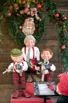 Elf Displays at Gardner Village  - elf display at gardner village playing music 