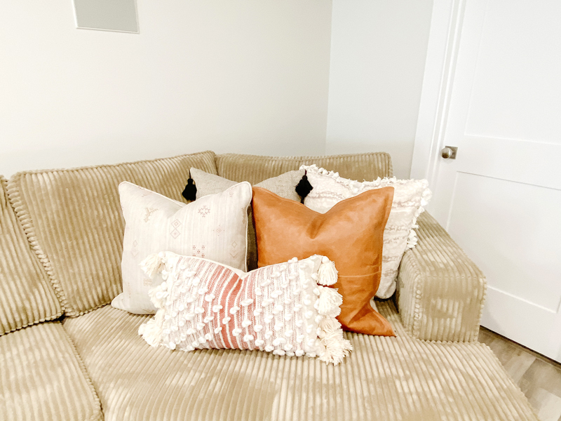 how to layer decorative pillows