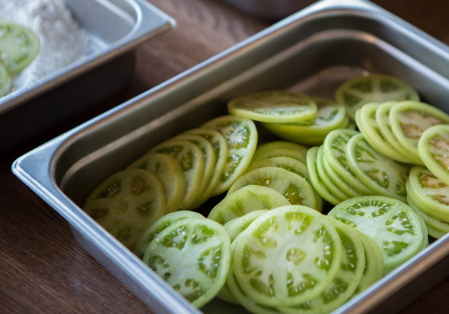 slice green tomatoes